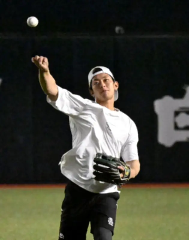 ソフトバンク今宮、左肩甲骨亀裂骨折も練習参加 前向きに調整続ける