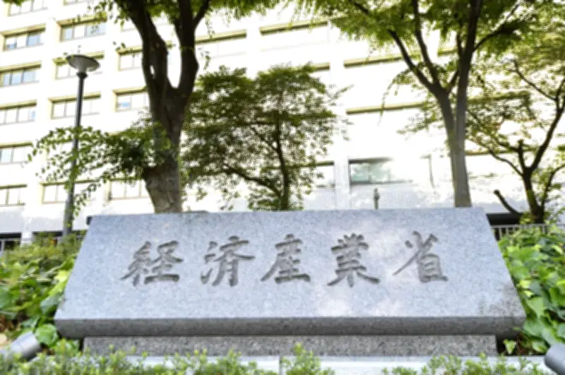 シンナー流通目詰まりで赤沢経産相が緊急要請　原料供給不安で出荷抑制懸念