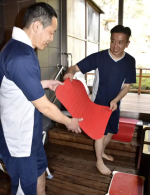 福島三名湯で温泉入浴サポート開始 介護福祉士が移動から入浴まで支援