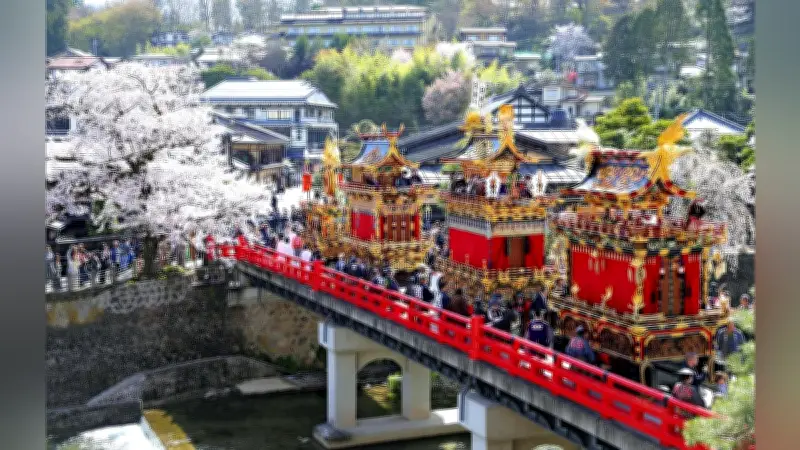 春の高山祭が開幕、ユネスコ無形文化遺産の屋台行事と桜の共演で観光客魅了