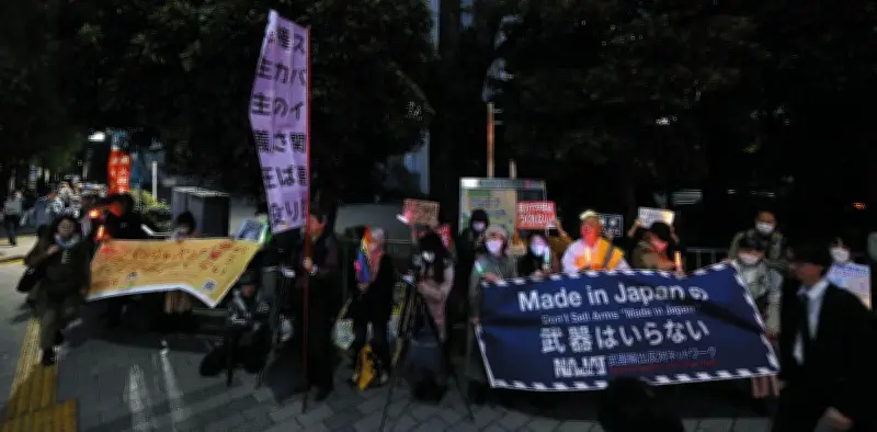 「武器ではなく平和を輸出せよ」 殺傷武器輸出緩和に反対する市民団体が官邸前で抗議