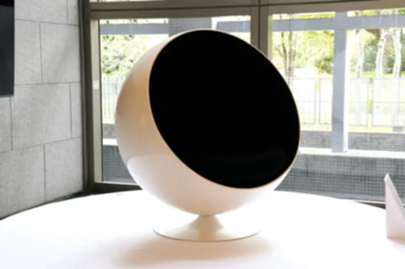 埼玉県立近代美術館に新たな名作「ボールチェア」登場、未来への挑戦を体感できる座れるイベント開催