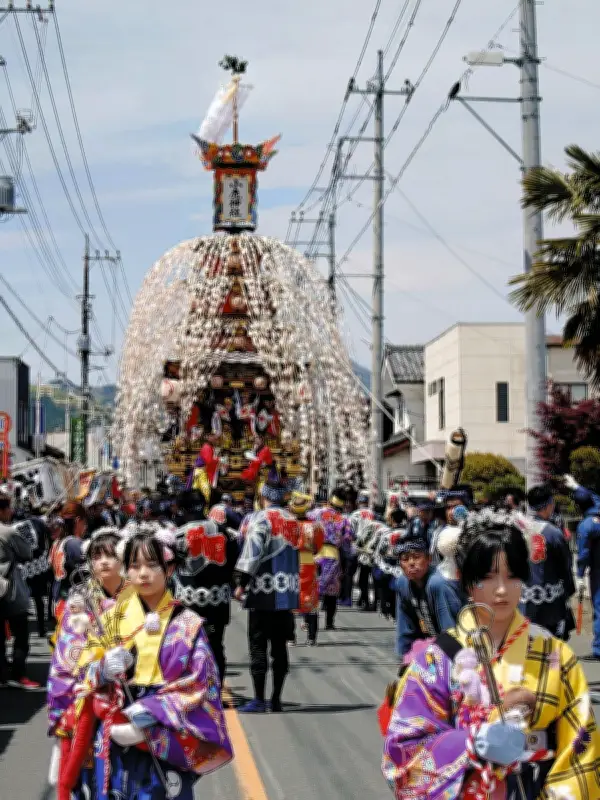 埼玉・小鹿野春まつりで華やかな山車が練り歩く 地歌舞伎に高校生も熱演