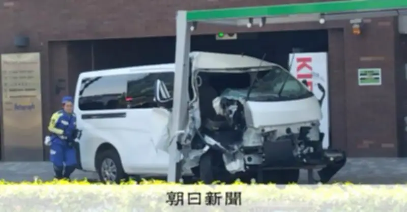 渋谷のバス停にワゴン車が突っ込み運転手死亡 歩行者の高齢男性も接触し搬送