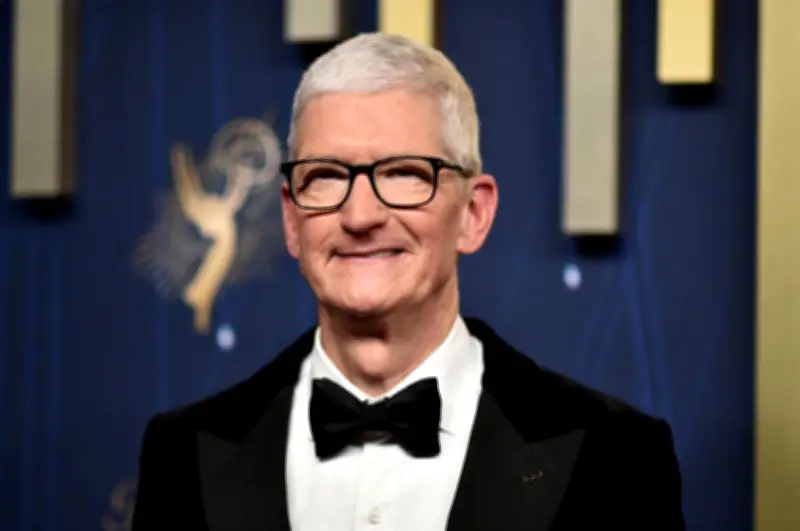 アップルCEOが15年ぶり交代、クック氏会長に、後任はターナス氏