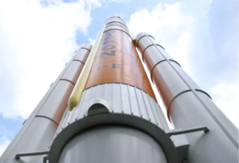 茨城・つくばのH2ロケット模型がエメラルドグリーンに輝く 開館40年記念で特別ライトアップ