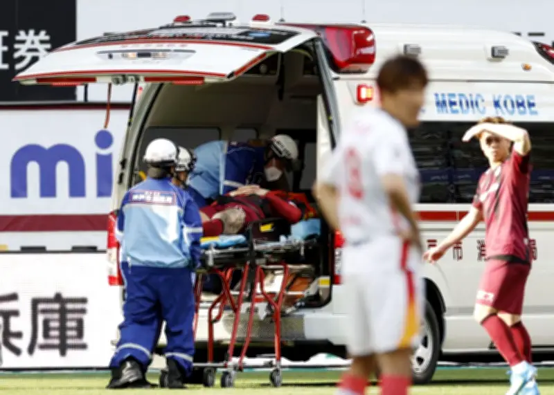 J1神戸対名古屋戦で選手衝突、救急車がピッチに乗り入れ試合中断