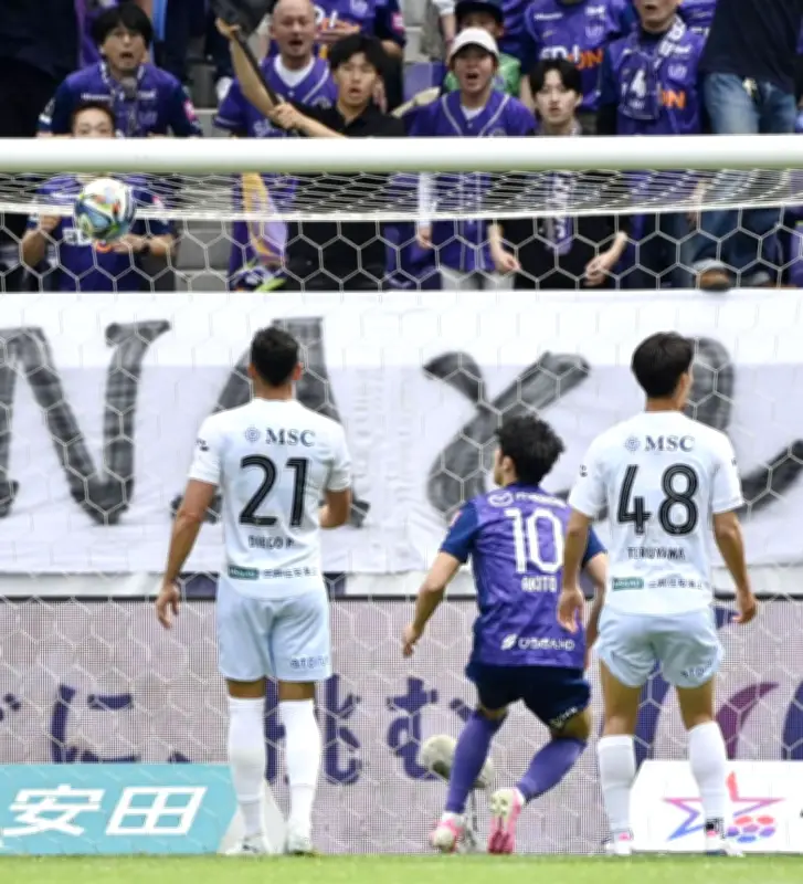 J1百年構想リーグ第11節、広島が長崎を2-0で下し6戦ぶりの白星を獲得