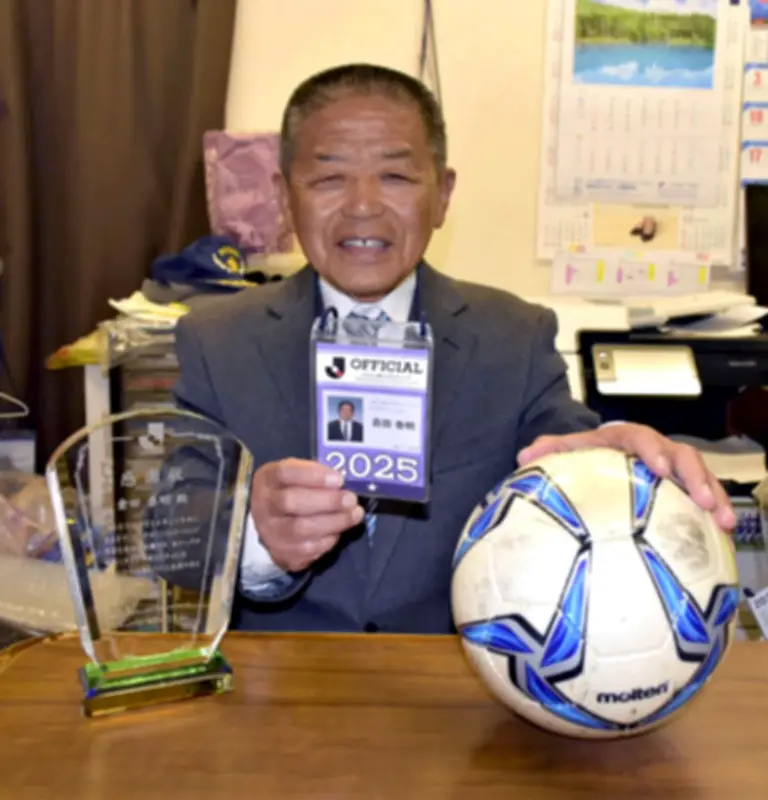 倉田泰明さんがJリーグマッチコミッショナーを退任、12年間の功績に感謝状のクリスタル贈呈