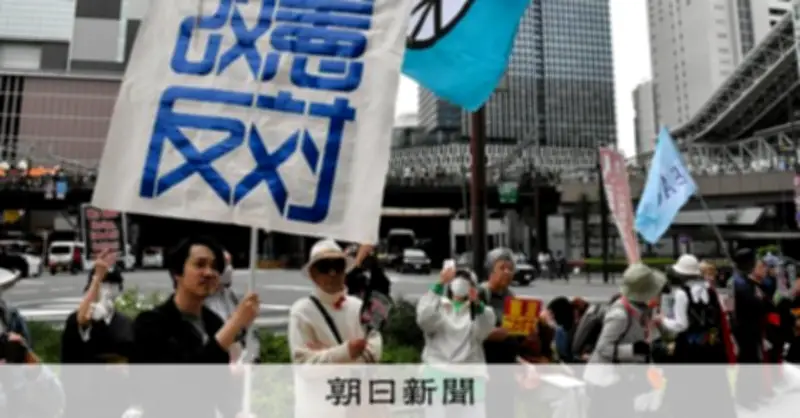 LINEグループ「近畿ペンライト勢」から始まったデモ、大阪で700人が改憲反対を訴える