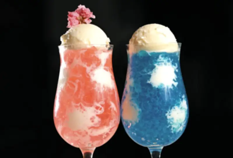 歌舞伎町「No.13cafe」季節のフルクリームソーダが映える