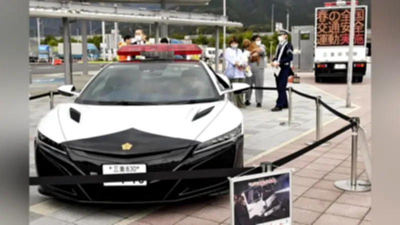 三重県警が新名神高速で交通安全啓発、ホンダ「NSX」パトカーも展示