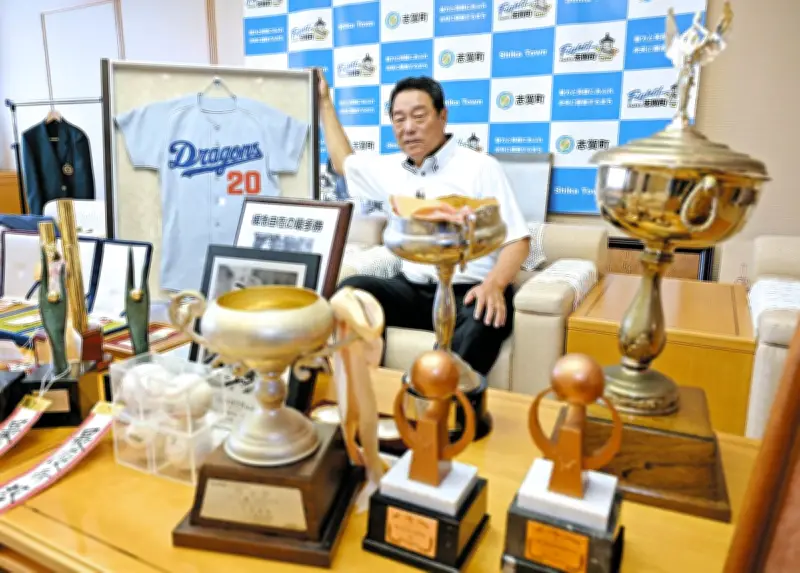 中日OB小松辰雄さん、故郷・石川県志賀町に記念品寄贈「復興の力に」