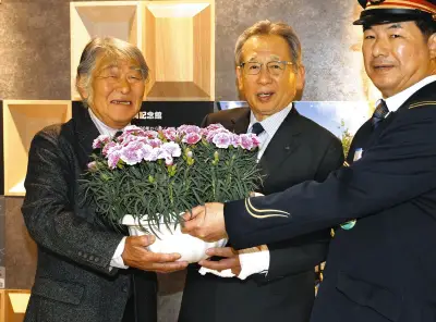 京成線市川真間駅が「市川ママ駅」に カーネーション100鉢を贈呈