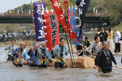 伊勢神宮で式年遷宮に向けた「お木曳」始まる 市民3000人が五十鈴川を役木曳く