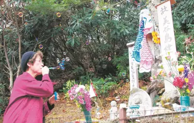 御巣鷹の尾根が開山、遺族が犠牲者悼む 日航機事故から41年