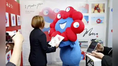 ミャクミャク初グラビア写真集お渡し会 大阪で開催、ファン90人と記念撮影