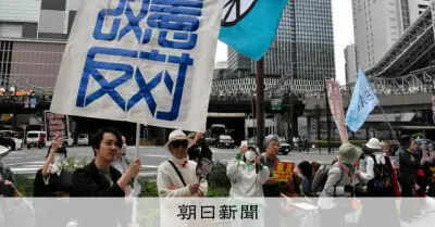 LINEグループ「近畿ペンライト勢」から始まったデモ、大阪で700人が改憲反対を訴える