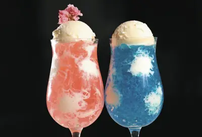 歌舞伎町「No.13cafe」季節のフルクリームソーダが映える