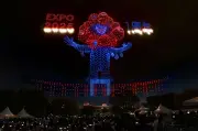 万博1周年で夜空に輝くミャクミャク 3000機のドローンが壮大なショーを披露