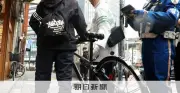 自転車の「ながら運転」や逆走に反則金制度開始 16歳以上対象で2026年4月施行