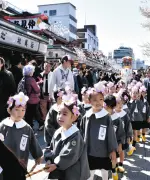 浅草寺幼稚園で花まつり 園児164人がお釈迦様の生誕祝い甘茶を注ぐ