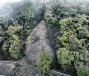 静岡市葵区の県道で土砂崩れ発生、大雨が原因で通行止めに　応急復旧は17日までに