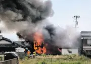 三重県亀山市の民家で早朝火災、女性2人の安否不明　消火活動続く