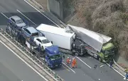 東名阪道で大型トラック3台絡む多重事故　鈴鹿IC―四日市IC間通行止めに
