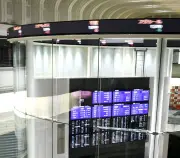 東証日経平均、午前終値は5万5997円に反落 前日急騰の反動で売り優勢