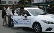 目の不自由な人が夢の自動車運転を体験、栃木・宇都宮の教習所でツアー開催
