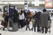 ゴールデンウイーク突入で成田空港は出国ラッシュ、行楽地もにぎわい