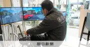 自転車の青切符制度開始、記者がシミュレーターで「大変危険」判定を受ける