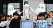 埼玉・飯能市立図書館にムーミンパパのオブジェ設置、飛び出す絵本も寄贈