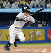 ヤクルトが連敗脱出し首位浮上、武岡の一発で阪神に勝利