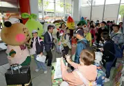 台湾・台中市の視察団が福島空港に到着、ご当地キャラクターが歓迎