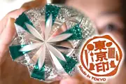 葛飾区の伝統工芸士・青山弥生さん、江戸切子で自由な光を表現