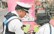 自転車「青切符」初日、警視庁が「緑のカード」で指導強化 北区で取り締まり実施