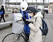 自転車交通違反に青切符制度開始 福島県警が駅前で広報活動を展開