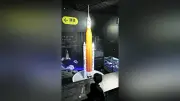 月探査宇宙船オリオン打ち上げ成功、大阪市立科学館の模型展示で宇宙への関心高まる
