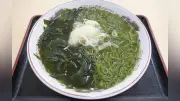 岩手・宮古市の漁村食堂「えんやぁどっと」天然わかめラーメンが圧巻のボリューム