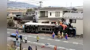 大型トレーラーが民家に突っ込み横転、運転手一時閉じ込めも救助 住民にけがなし