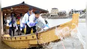 長良川鵜飼開幕前に「船洗い」伝統行事 一般参加者も初めて体験