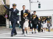 筒井警視総監が新入生に交通安全指導 大田区の小学校で横断歩道の渡り方実演