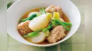 春の味覚を楽しむ鶏団子とカブの煮物レシピ、うまみたっぷりの家庭料理
