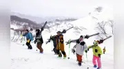 月山スキー場が春の営業開始、雪解け進み滑りやすいコンディションにスキーヤー歓喜