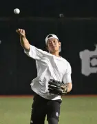 ソフトバンク今宮、左肩甲骨亀裂骨折も練習参加 前向きに調整続ける