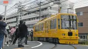 都電荒川線に水戸岡鋭治氏デザインの山吹色車両が登場 木の香り漂う車内で懐かしい旅