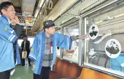 リト＠葉っぱ切り絵の作品が飯坂電車を彩る、福島DCでコラボ運行
