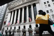 NYダウ3日ぶり反落、72ドル安 中東情勢にらみ買い控えで様子見強まる